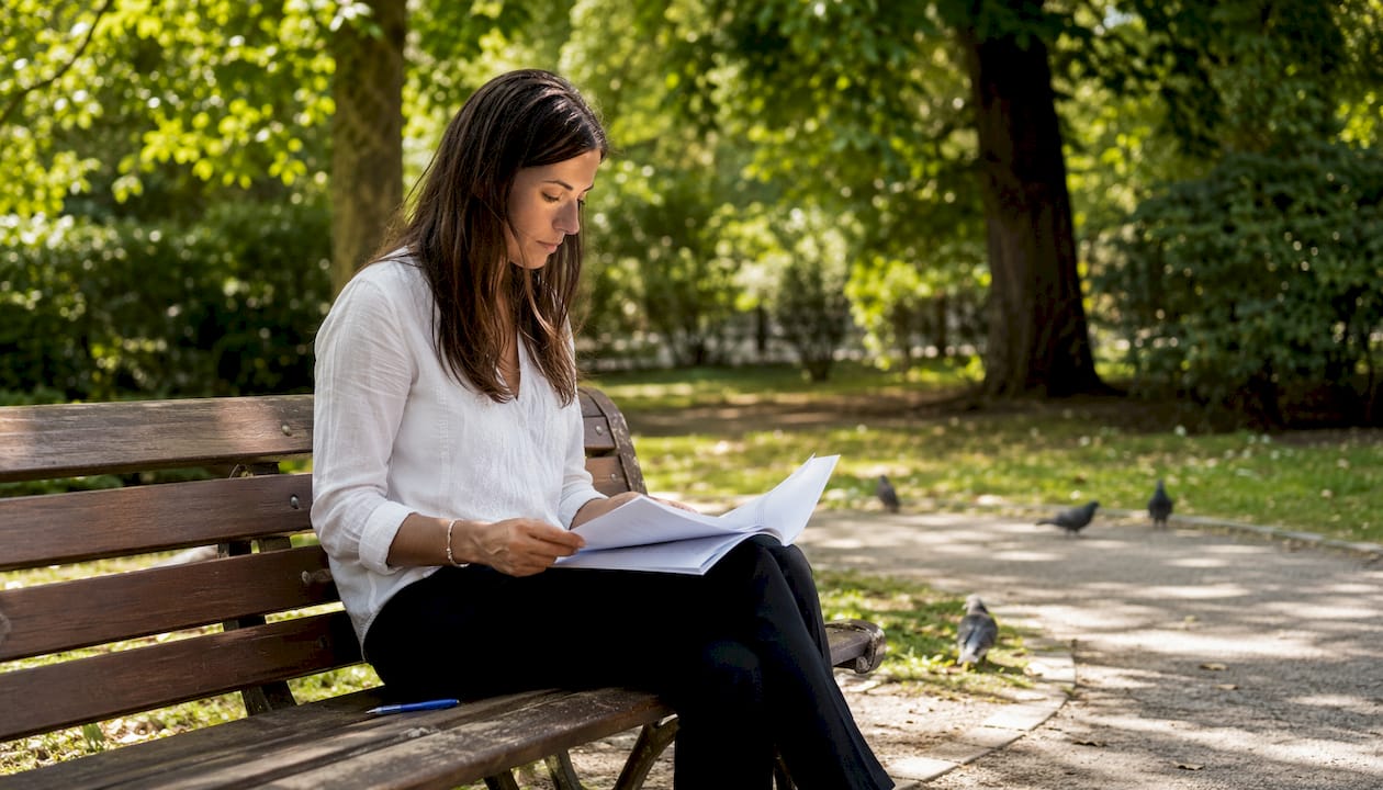 Une femme en train de finaliser les démarches pour sa convocation au centre de formation.