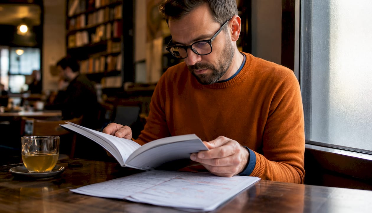 Un automobiliste en train de consulter une brochure sur le stage de récupération de points.