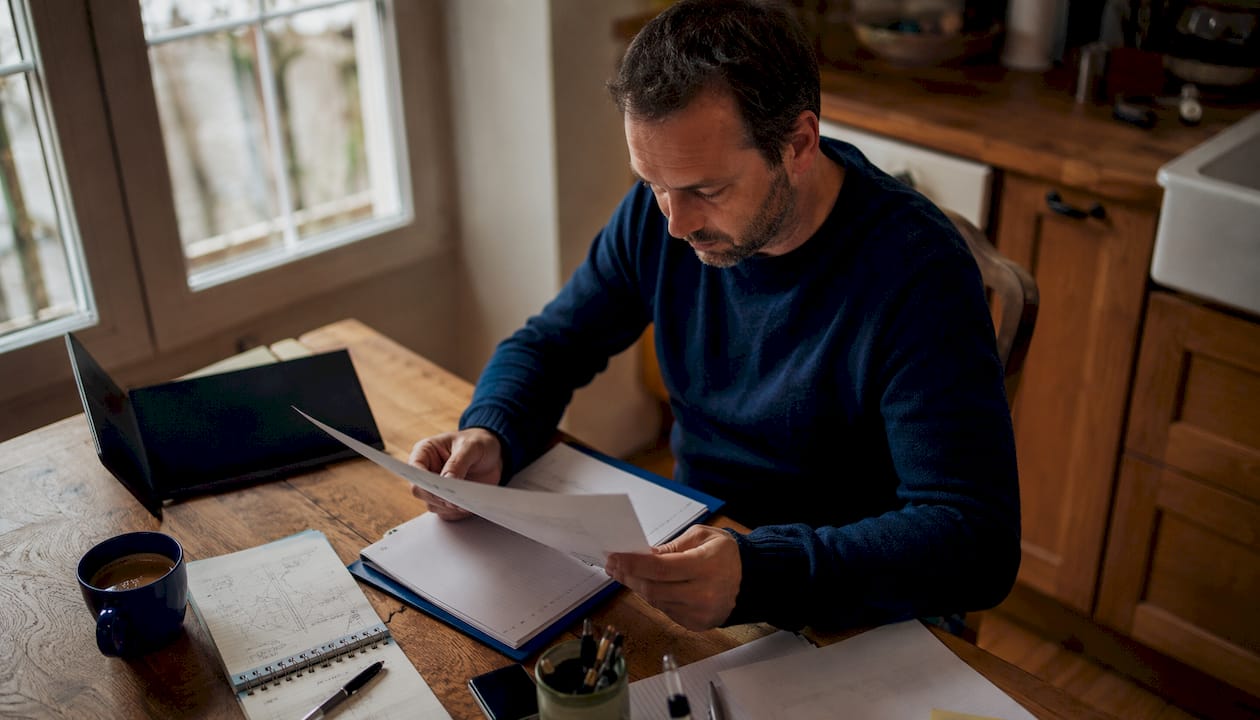 Un homme consulte une brochure sur les stages de récupération de points.
