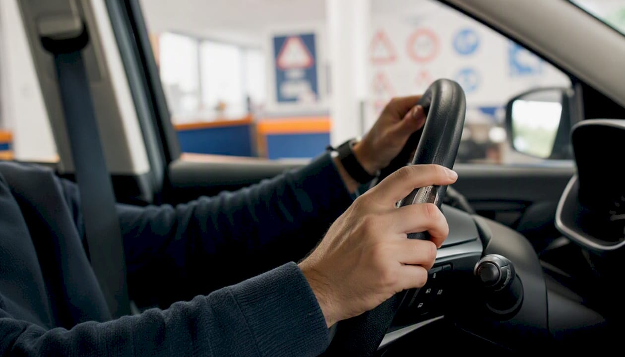 Gardez toujours les mains sur le volant pendant la conduite.