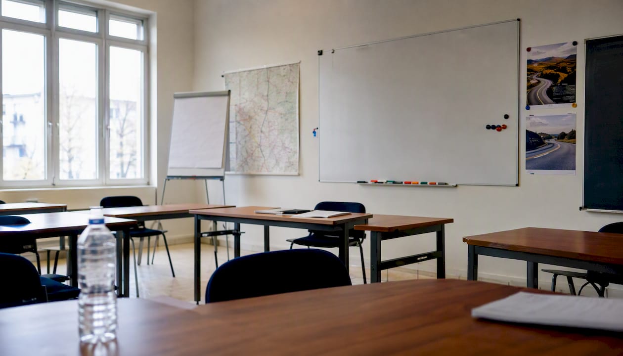 Salle de cours vide, prête à accueillir la formation de récupération de points du week-end.