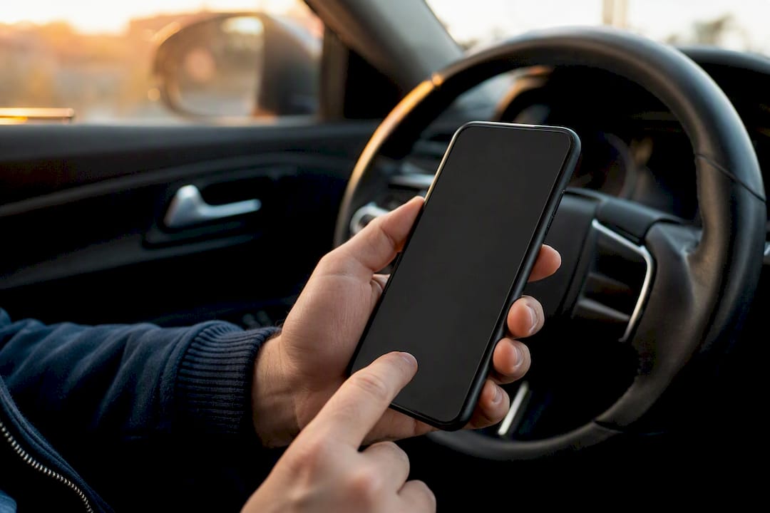 Chauffeur annulant l'étape par téléphone