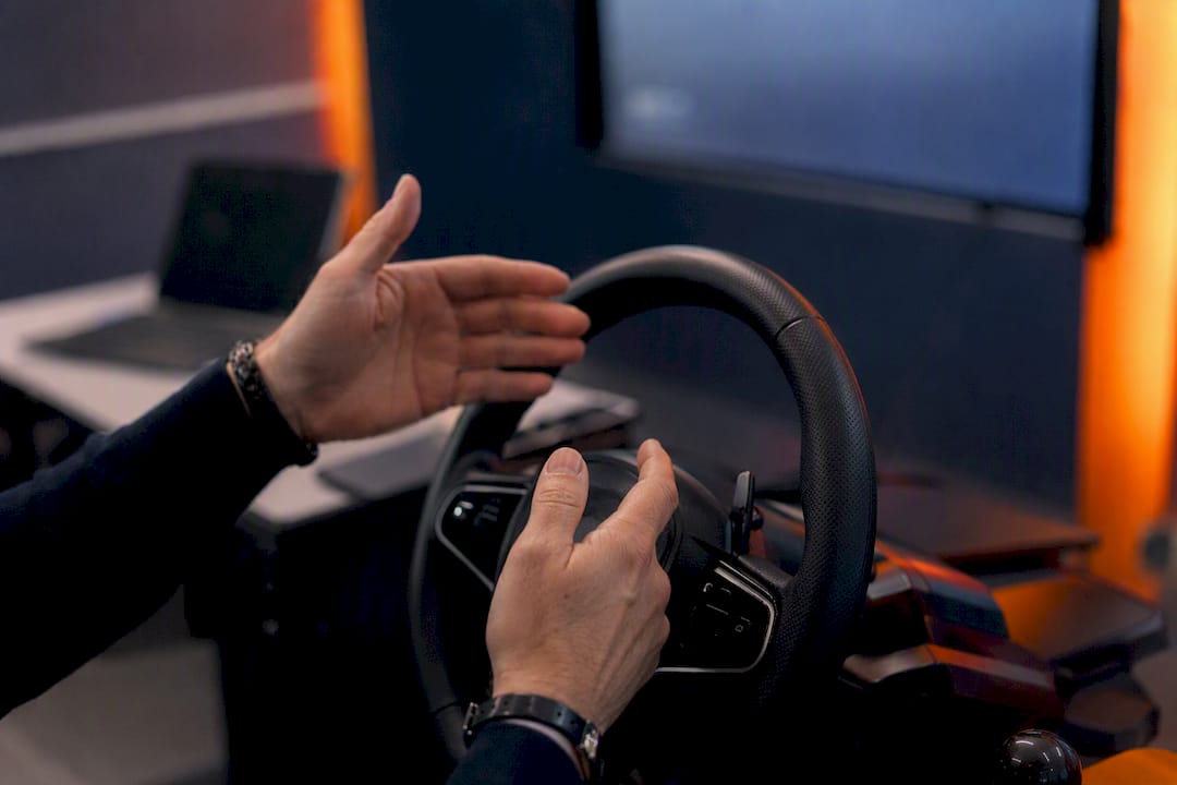 Mains d'un moniteur sur un volant de simulateur