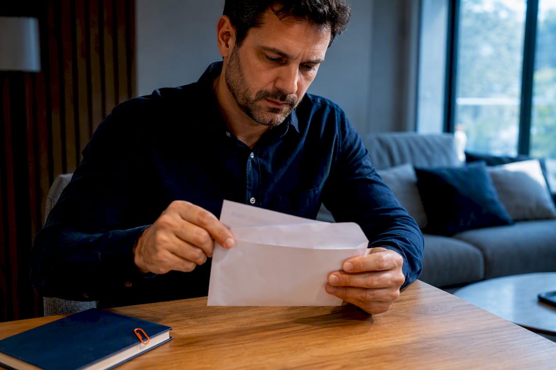 Conducteur ouvrant une lettre administrative 48N