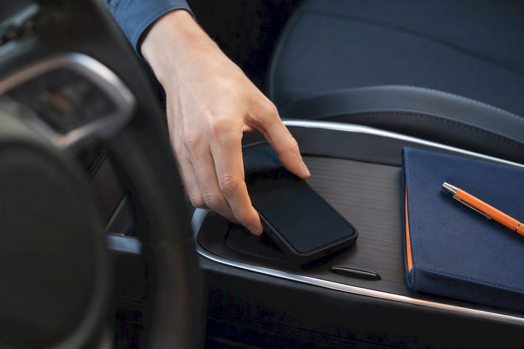 Téléphone posé à côté d’un volant après une infraction