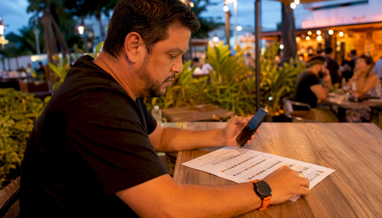 Homem analisando perfil apostador com celular Android