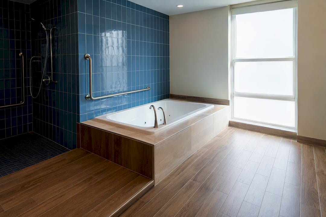 Accessible hotel jacuzzi bathroom with grab bars