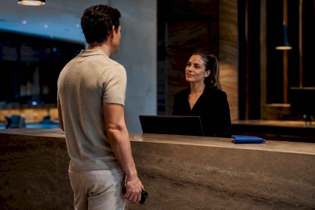 Guest reporting failed jacuzzi at hotel desk