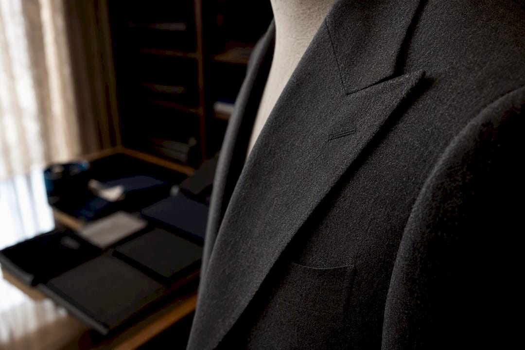 Peak lapel on double-breasted grey jacket