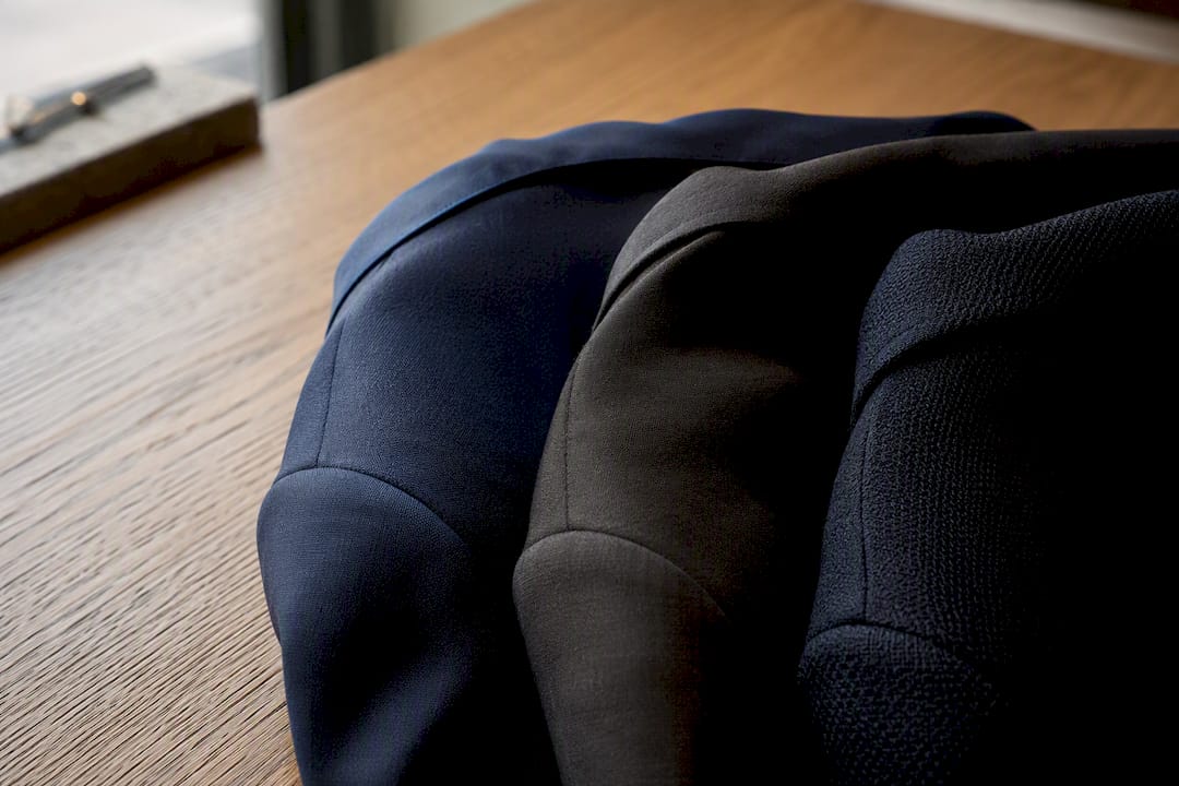 Close-up of soft shoulder suit variant shoulders