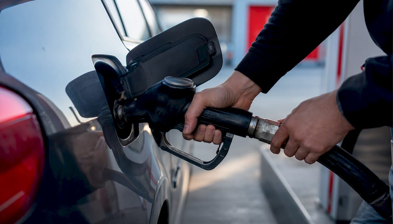 Petrol nozzle refilling quality fuel tank