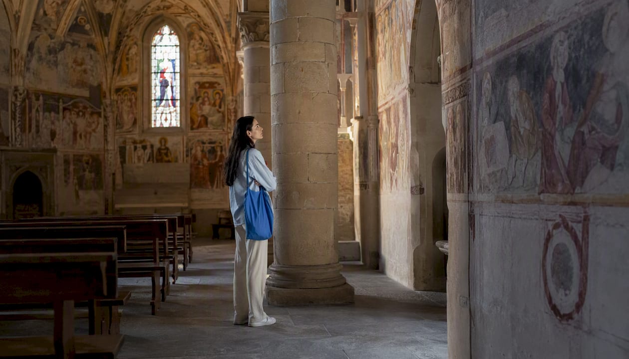 L'interno della Collegiata impreziosito da affreschi di epoca medievale