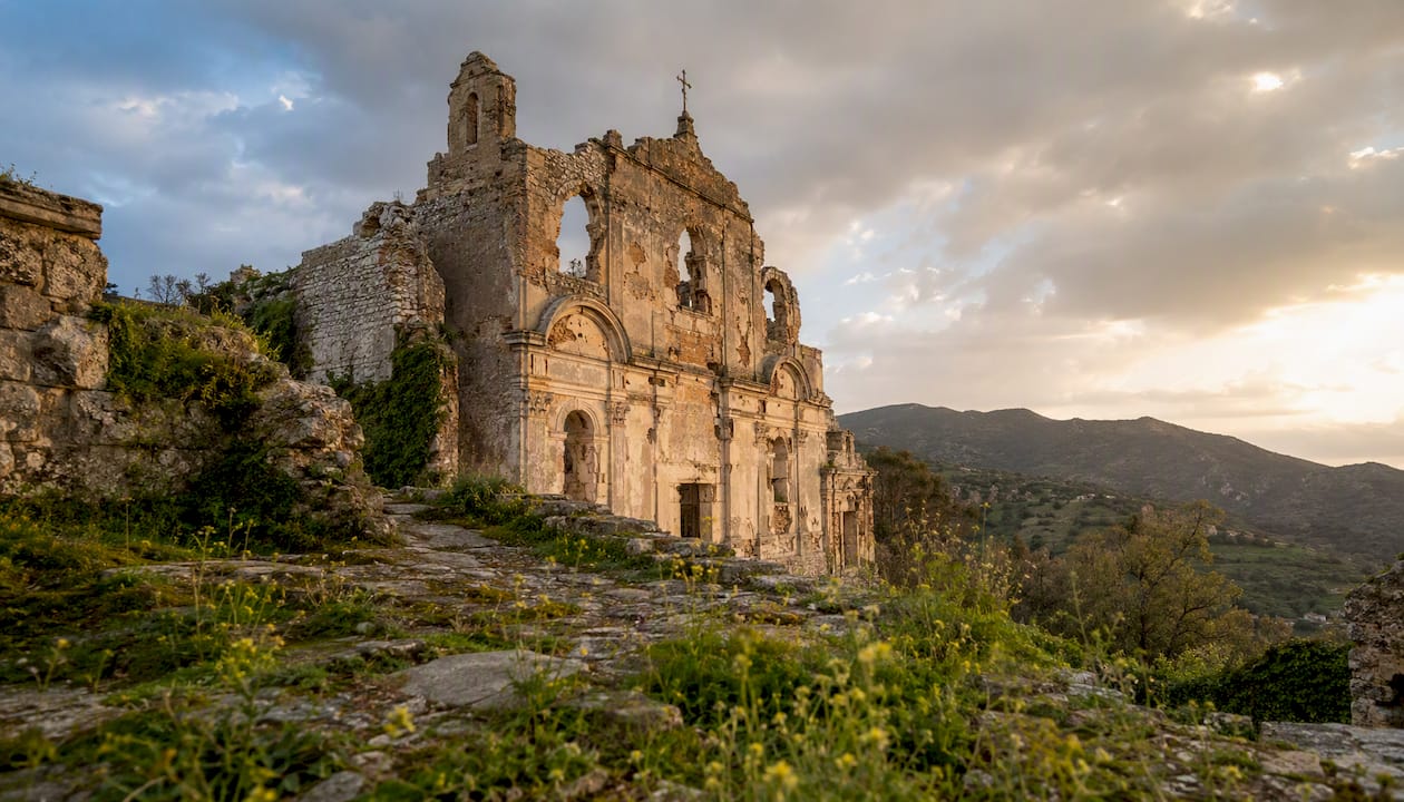 La facciata dei resti della chiesa di Sant’Egidio illuminata dalla luce calda del tramonto