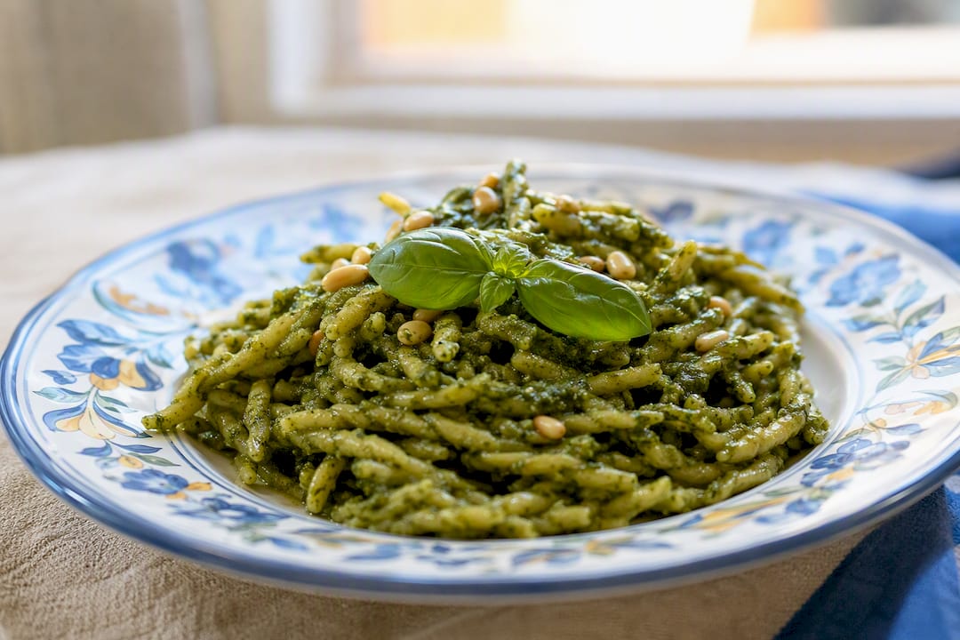 Trofie condite con pesto alla genovese