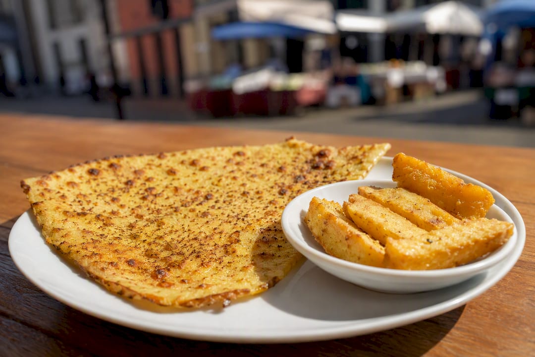 Farinata dorata e croccante e bastoncini di panissa fritti