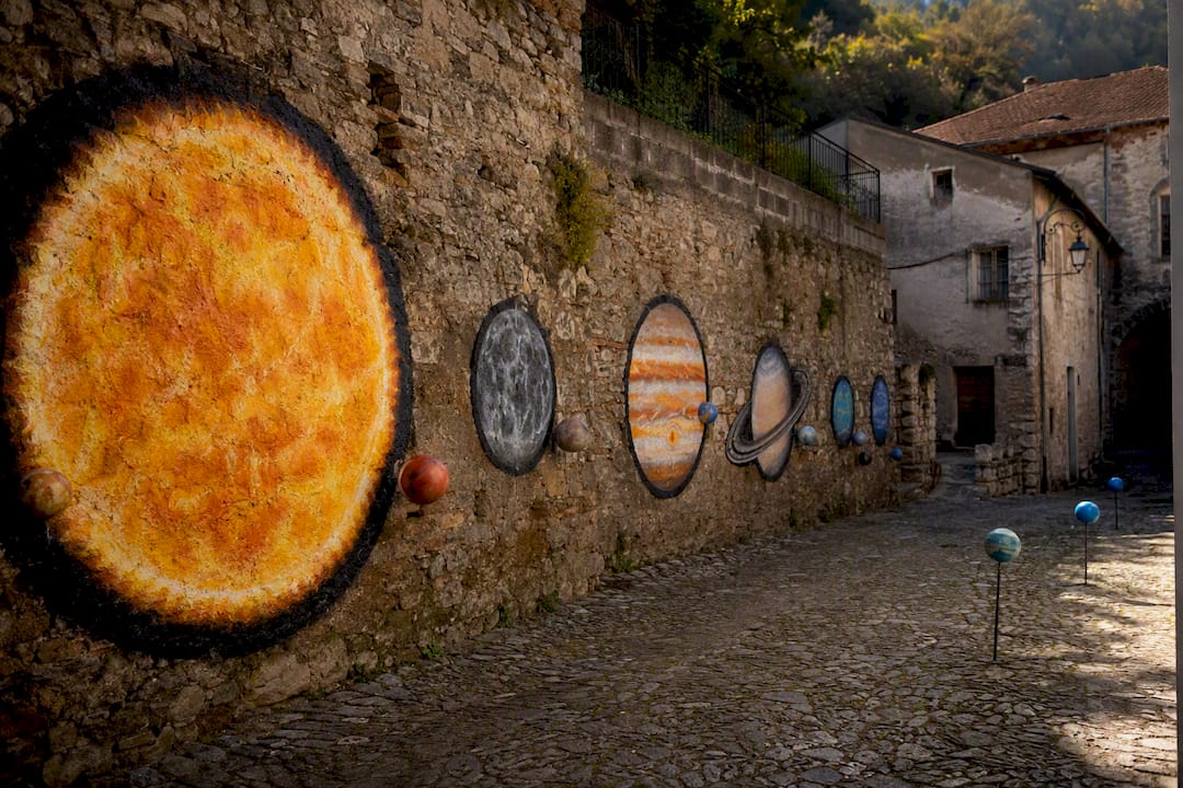 Murales e modelli in scala del sistema solare per le strade di Perinaldo