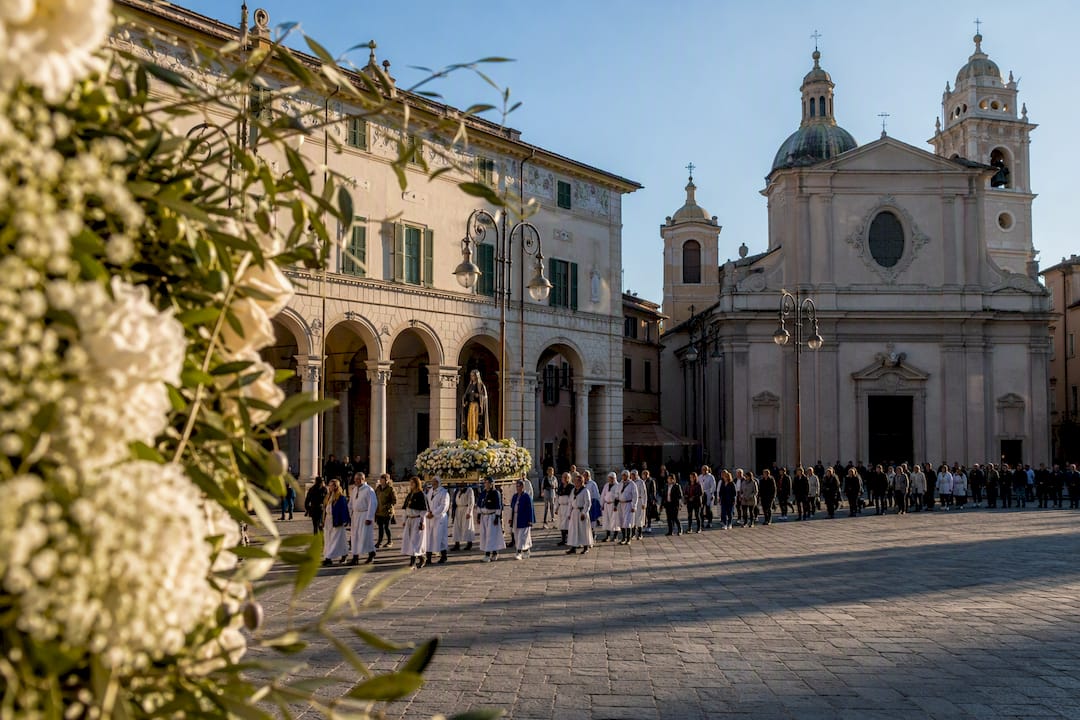 Processione religiosa nella piazza principale di Taggia