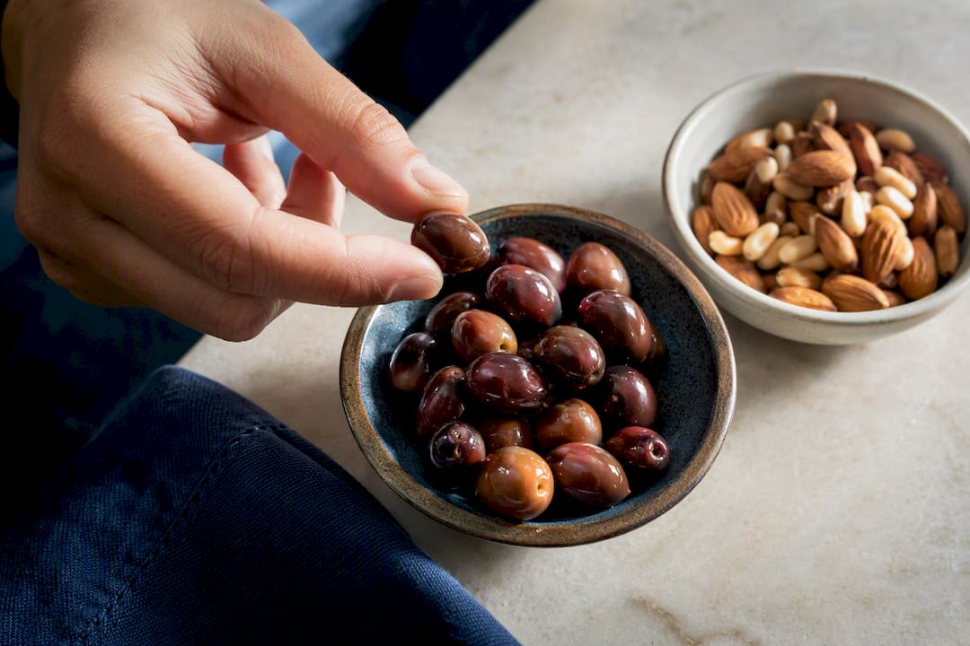 Olive Taggiasche arricchite con mandorle e pinoli