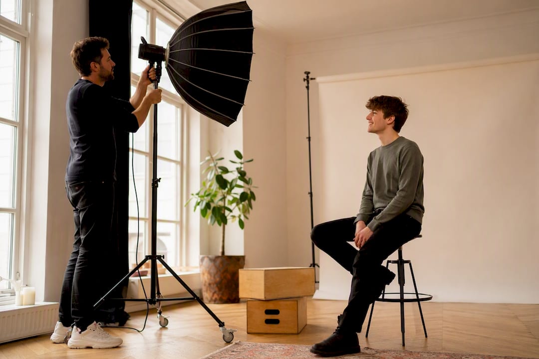 Ein Fotograf richtet das Licht für professionelle Bewerbungsfotos ein.