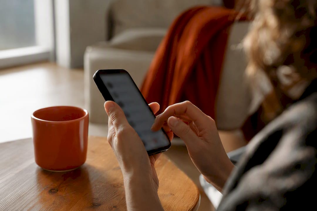 Jemand nutzt sein Smartphone, um sich mithilfe einer KI-Jobvermittlung nach neuen beruflichen Möglichkeiten umzusehen.
