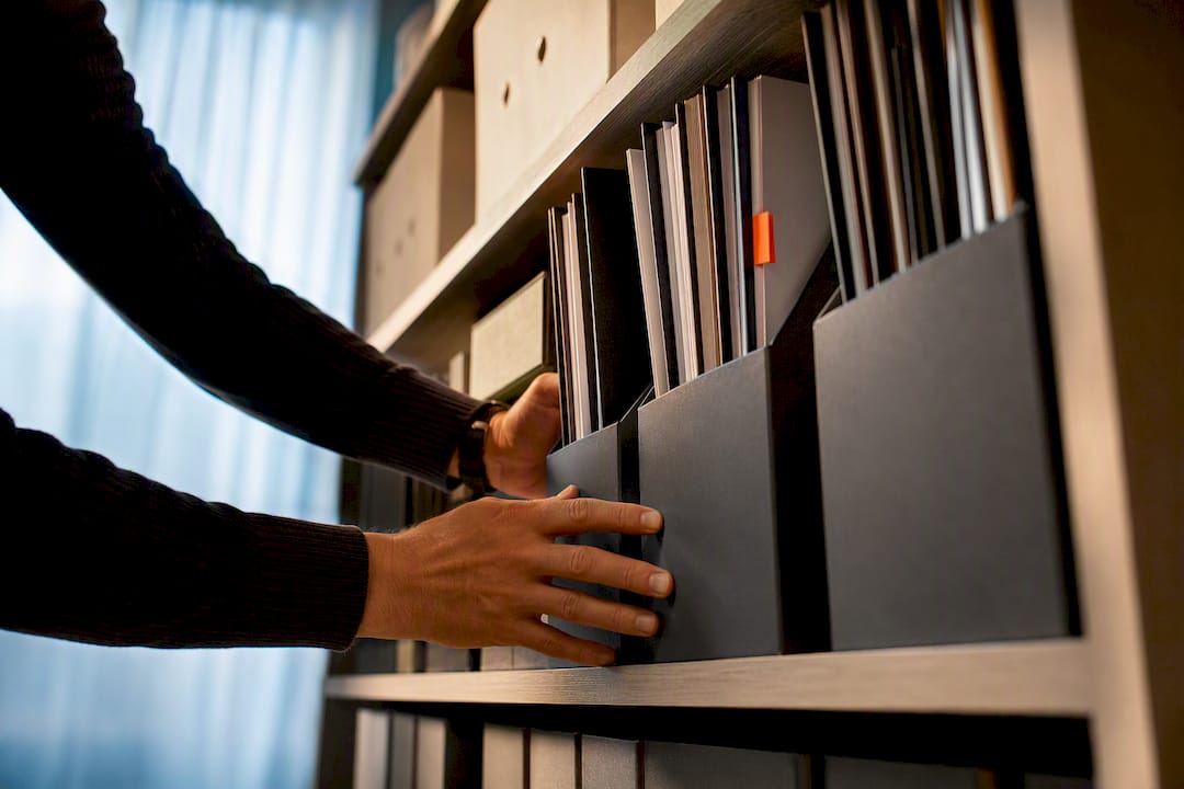 Ordentlich sortierte Bewerbungsordner im Archivregal