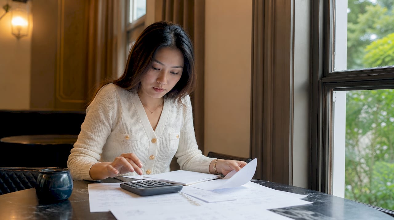 Calculer le budget du foyer à l’aide d’une calculatrice, pour mieux gérer les dépenses au quotidien.