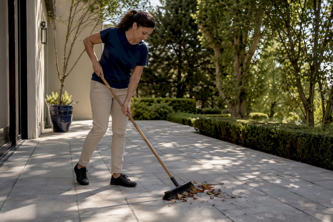 Balayage d’une terrasse résidentielle entourée de jardin