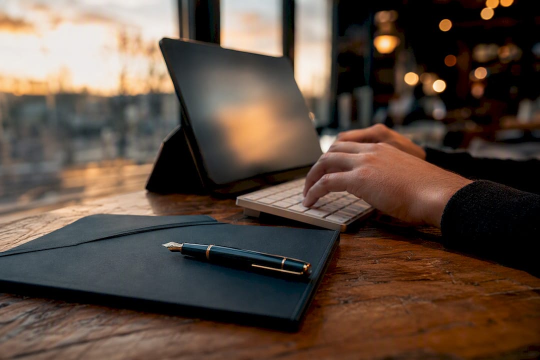 Hand above keyboard near blank screen