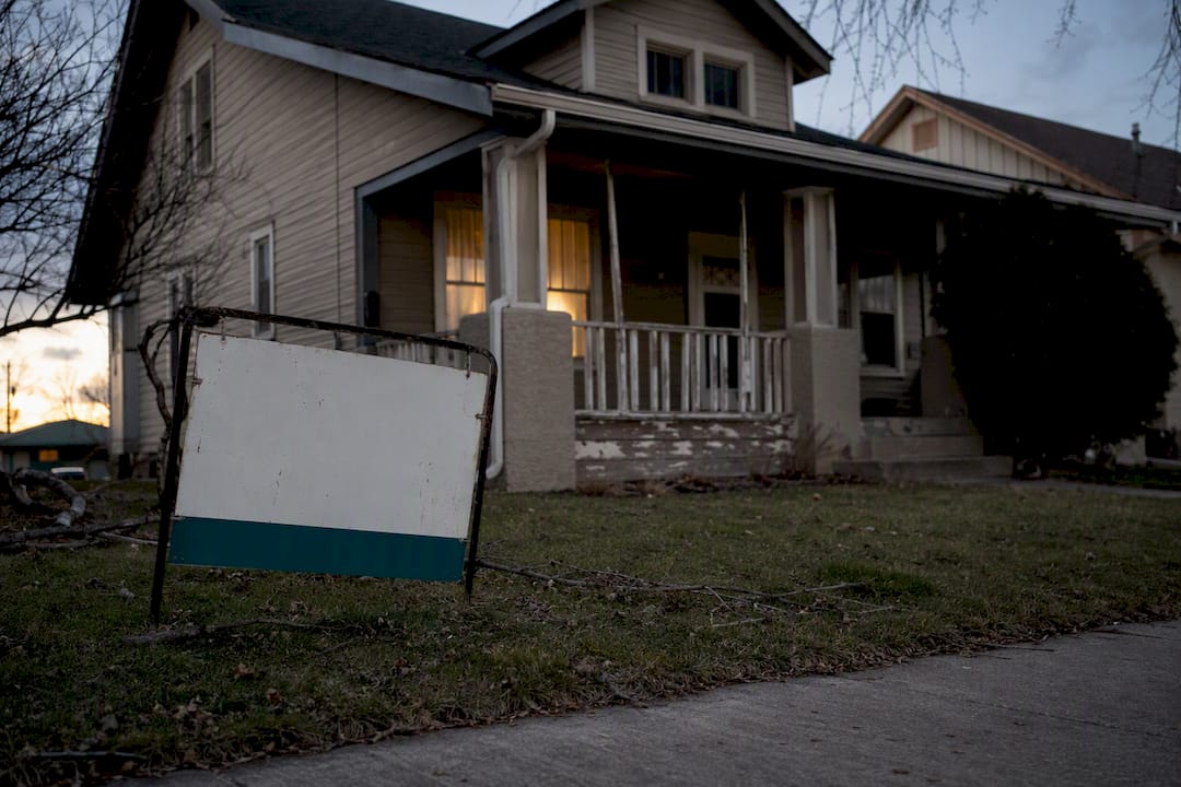 Vacant rental home with 'For Rent' sign