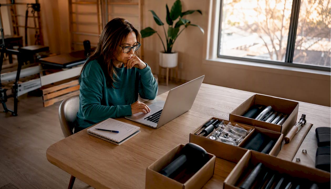 Mujer revisando el pedido de repuestos para reformer en su oficina
