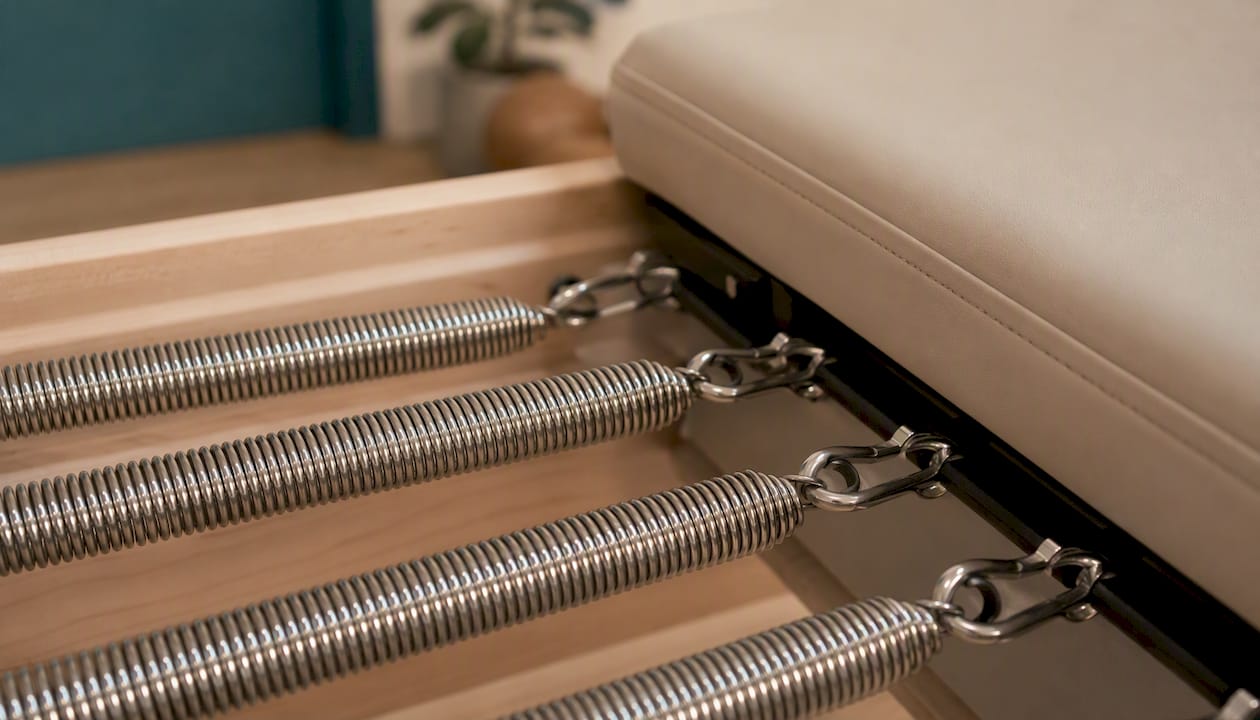 Detalle de los resortes y los cojines del reformer de pilates