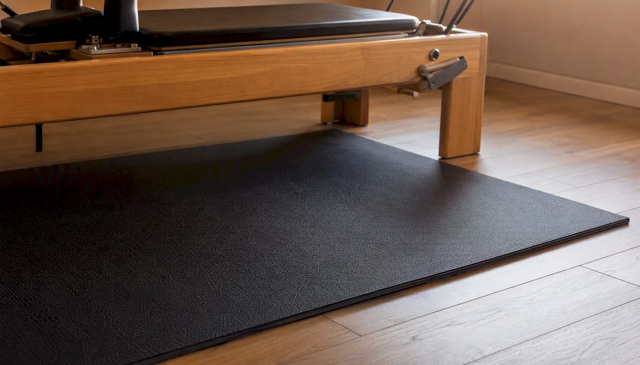 Protective mat to place under the Pilates reformer