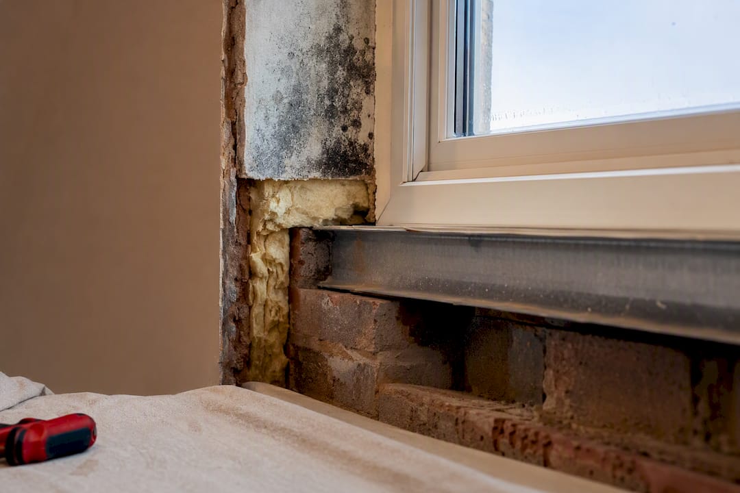 Exposed window reveal showing thermal bridge mould