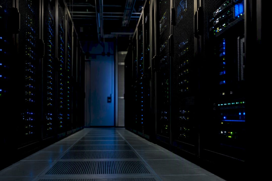 Serverové stojany zahalené do tlumeného světla v datovém centru