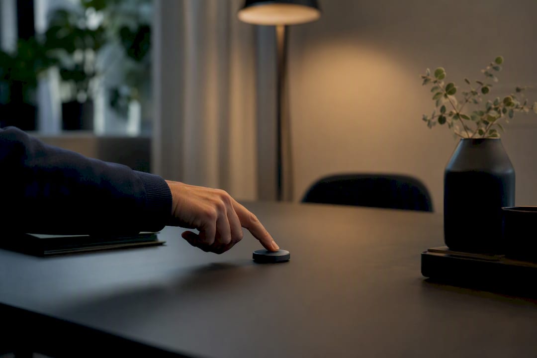 Hand aktiviert den Sicherheitstoken am Compliance-Schreibtisch