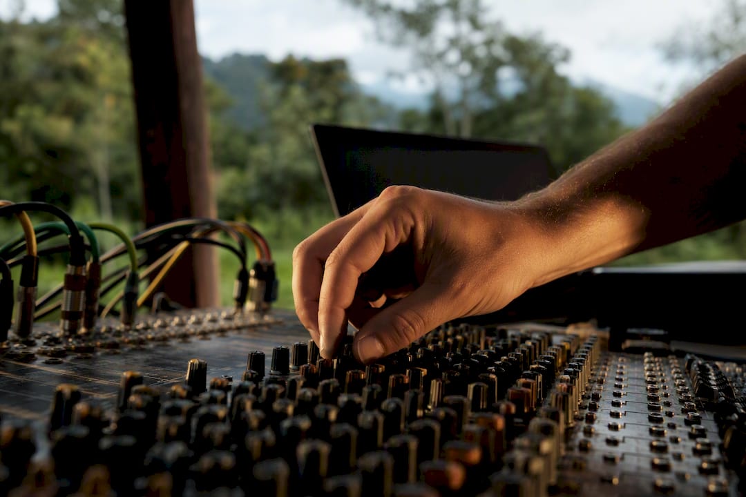 Hand adjusting audio noise gate knobs