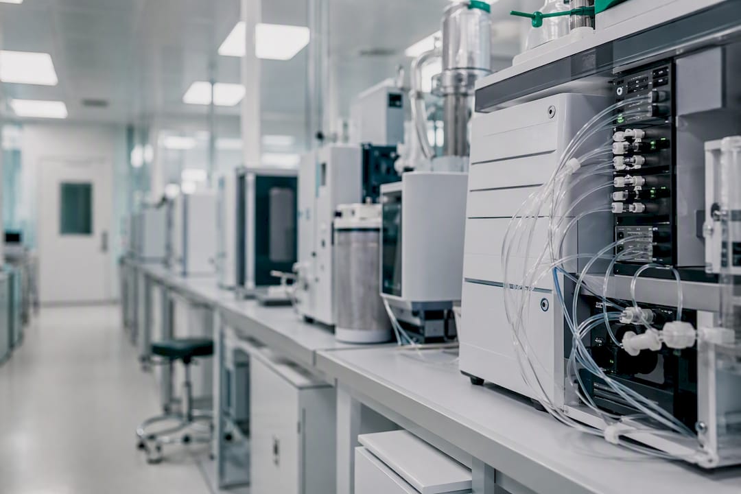 Biotech cleanroom with automated validation equipment