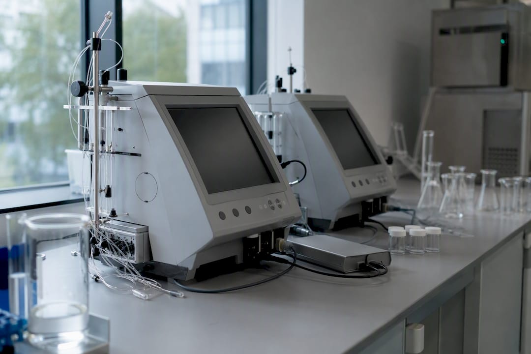 Pharma lab validation devices with dark screens