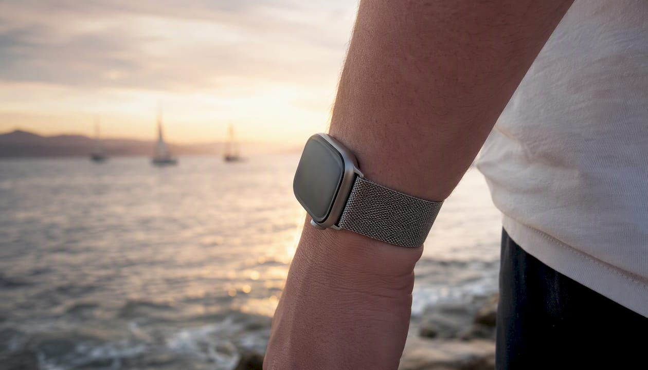Poignet portant un bracelet milanais en titane léger, mis en valeur à l’extérieur.