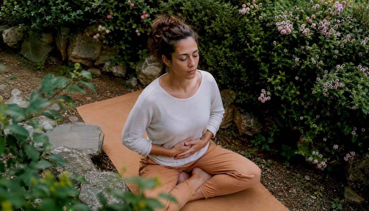 Une femme s’adonne à des exercices de respiration en sophrologie, profitant d’un moment de calme et de bien-être.