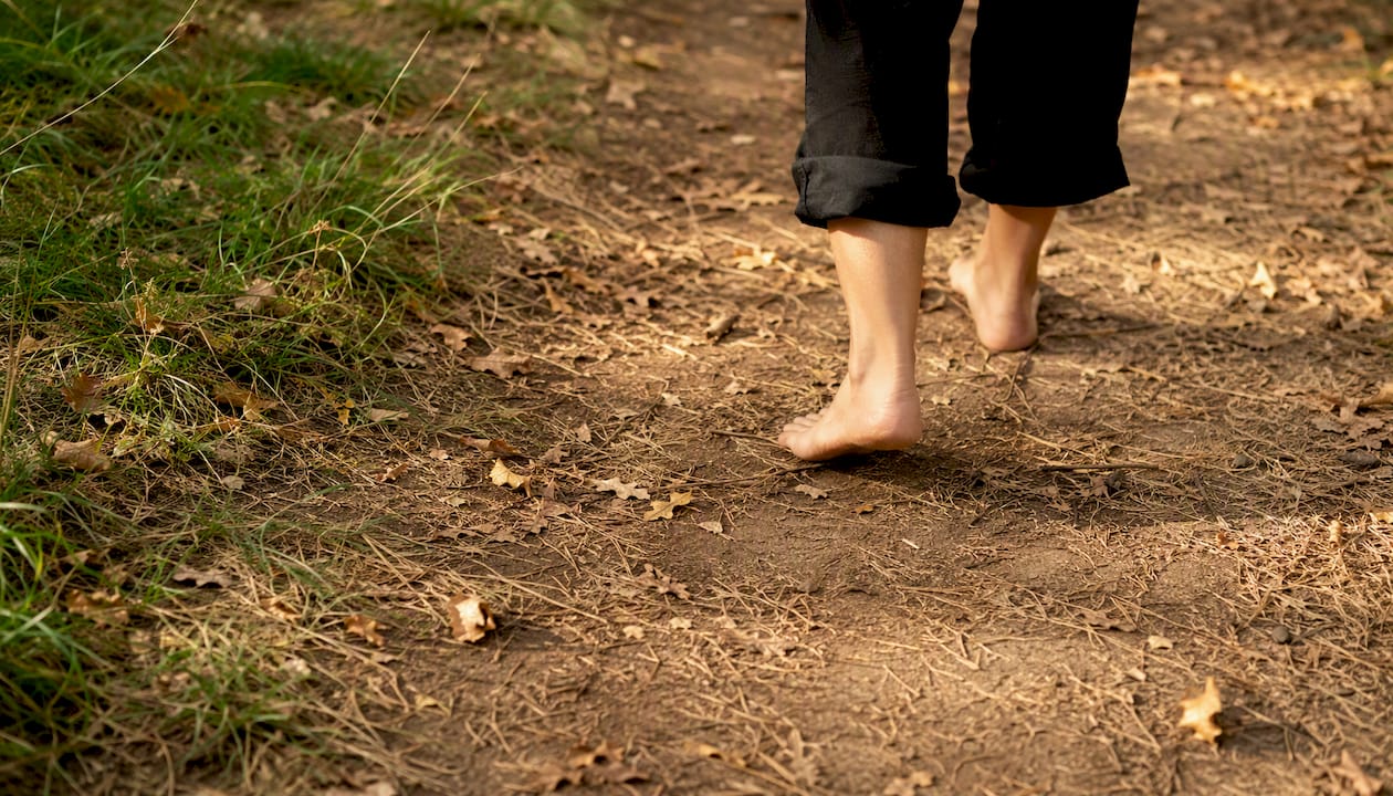Marcher pieds nus sur un sentier forestier, au contact direct de la nature.