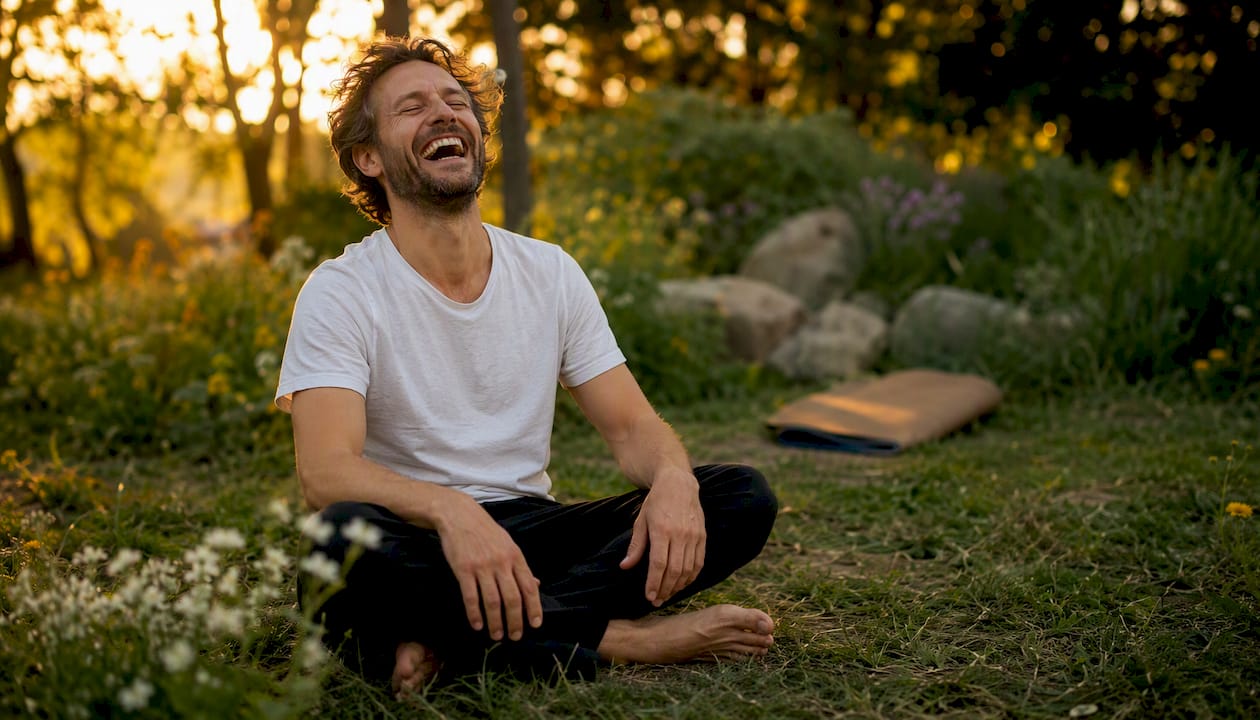 Une personne s’adonne au yoga du rire en prenant de profondes inspirations.