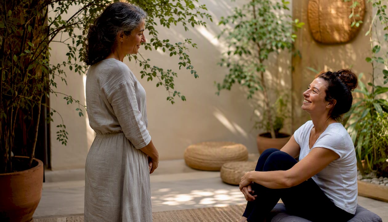 À l’issue de sa séance de yoga du rire, le client est ressorti totalement détendu.