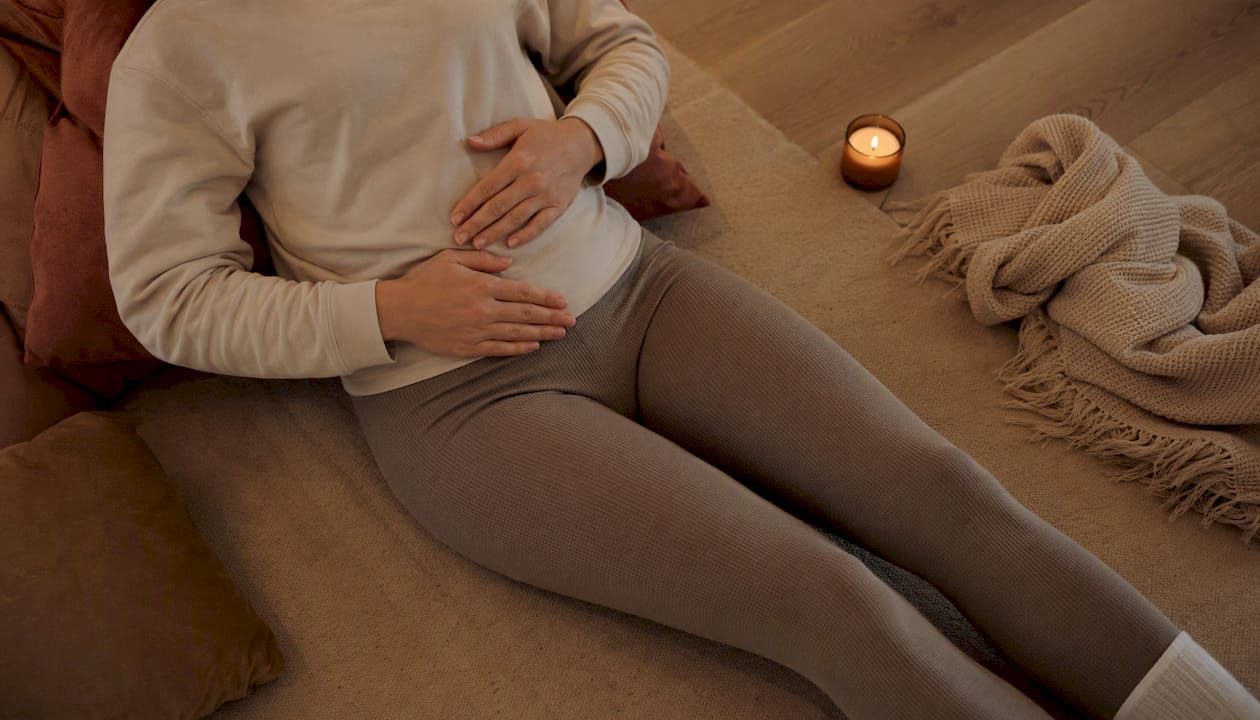Placez vos mains sur le ventre pour accompagner l'exercice de respiration.