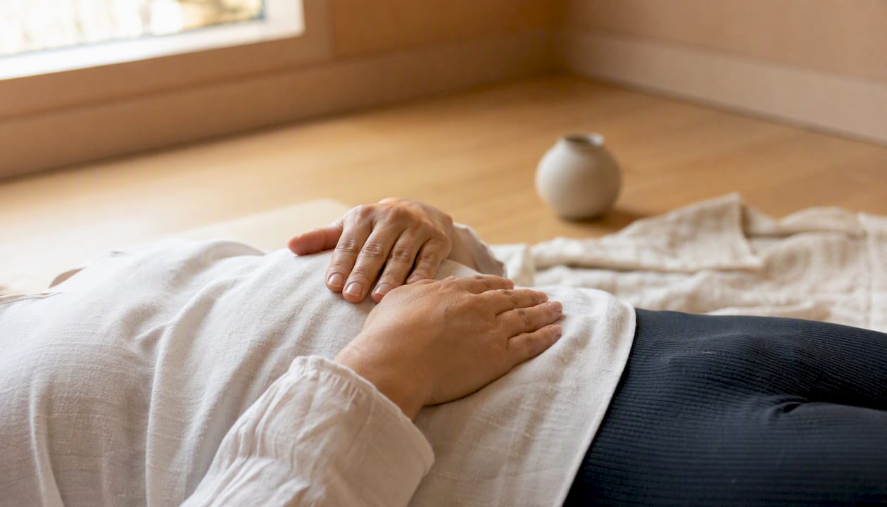 Des mains illustrant une respiration lente et maîtrisée