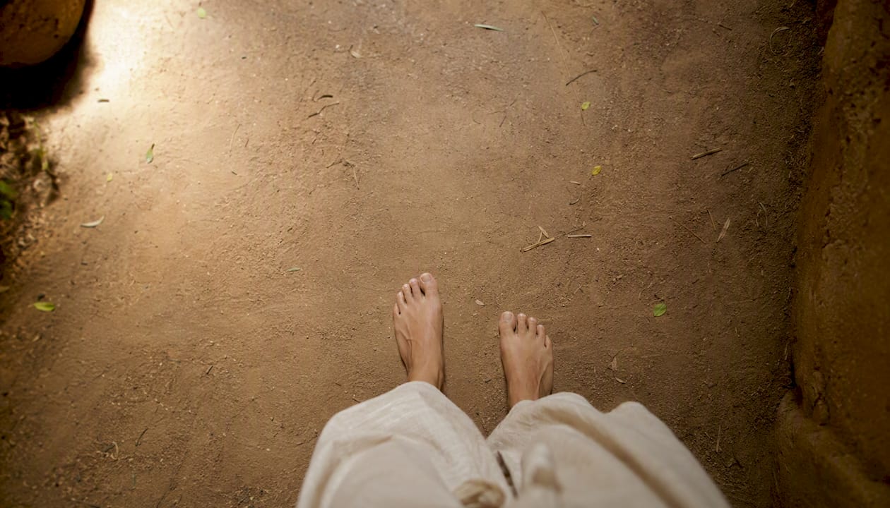 Le contact des pieds nus sur un parquet en bois naturel