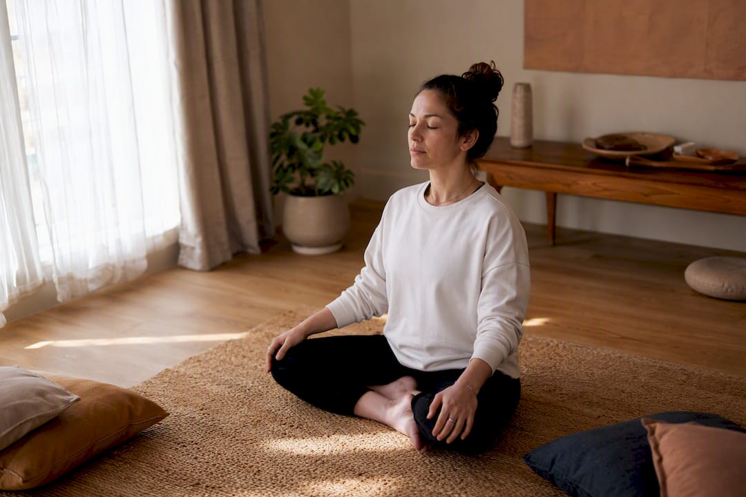 Une personne effectue des exercices de respiration dans une salle dédiée au bien-être.