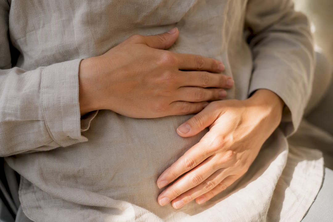 Placez vos mains sur votre ventre pour accompagner l'exercice de respiration.