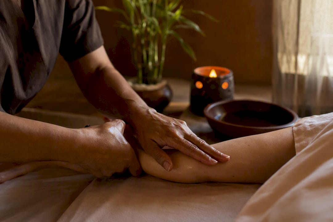 Mains réalisant un massage ayurvédique sur l'avant-bras