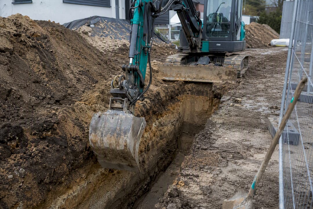 Bagger beim Ausheben verschiedener Bodenschichten